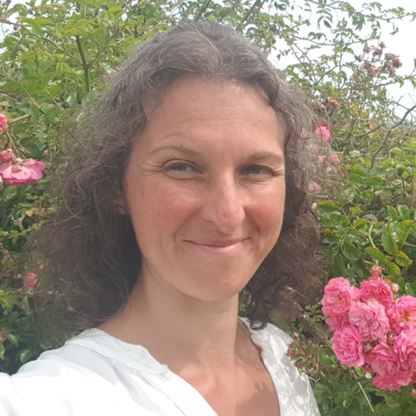 Vivienne Campbell headshot me with roses 2020 600_600